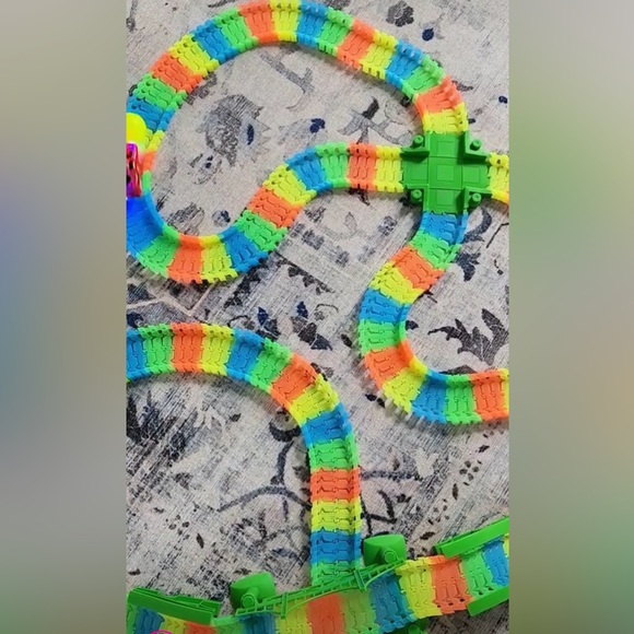 609 Magic Tracks Glow in the Dark Race Track Pieces. - Picture 5 of 6